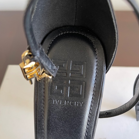 GIVENCHY size 8.5 (39.5) G-lock pointed Toe Platform Pump
Worn 2x, light wear - Picture 8 of 9
